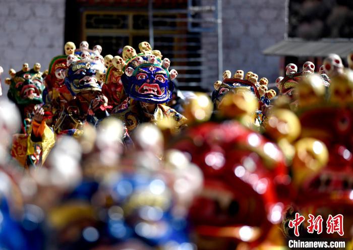 2月19日，楚布寺僧人們佩戴面具參加跳神活動?！±盍?攝