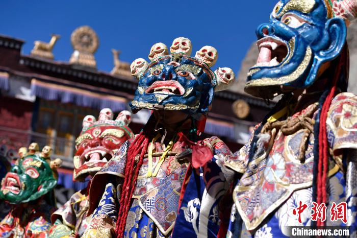 2月19日，楚布寺僧人們佩戴面具參加跳神活動。　李林 攝