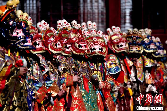 2月19日，楚布寺僧人們佩戴面具參加跳神活動。　李林 攝