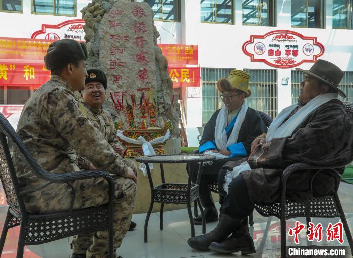 圖為阿里軍分區(qū)某邊防團官兵與駐地群眾拉家常。　劉曉東 攝