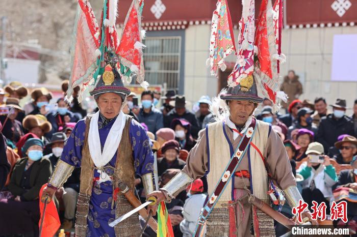 圖為兩位藝人表演瓊結(jié)“果孜”舞?！愔闈扇?攝