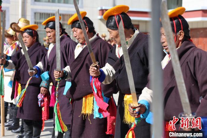 圖為藝人們手持藏刀表演加麻百·甲江?！愔闈扇?攝