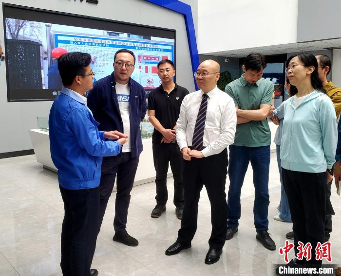 圖為全國政協(xié)委員、農(nóng)工黨青海省委主委王昆(中)在企業(yè)調(diào)研。　郭滿福 供圖