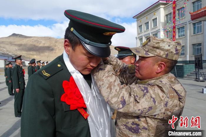 卸下軍銜等標識?！⒖≥x 攝