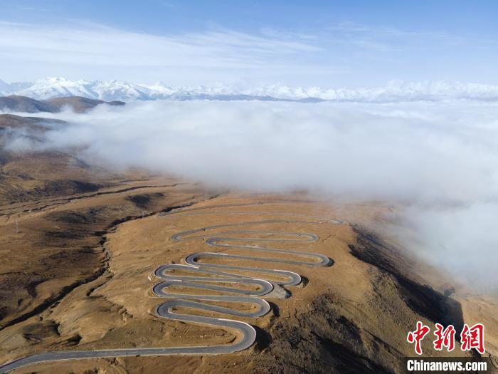 圖為西藏定日縣，前往珠穆朗瑪峰大本營(yíng)蜿蜒的公路與云海。　江飛波 攝