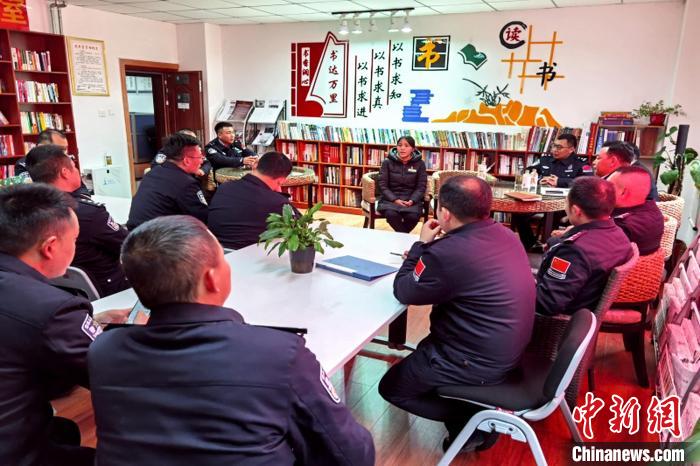 圖為亞東出入境邊防檢查站民警與銀行業(yè)務(wù)人員進(jìn)行金融知識深入交流?！『?攝
