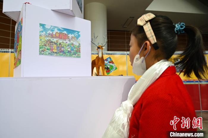 圖為學(xué)生參觀繪畫展?！≮w朗 攝