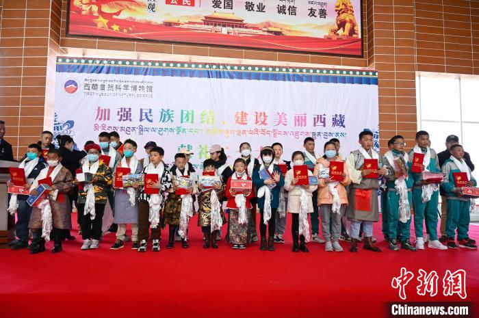 圖為部分獲獎學(xué)生合影?！≮w朗 攝