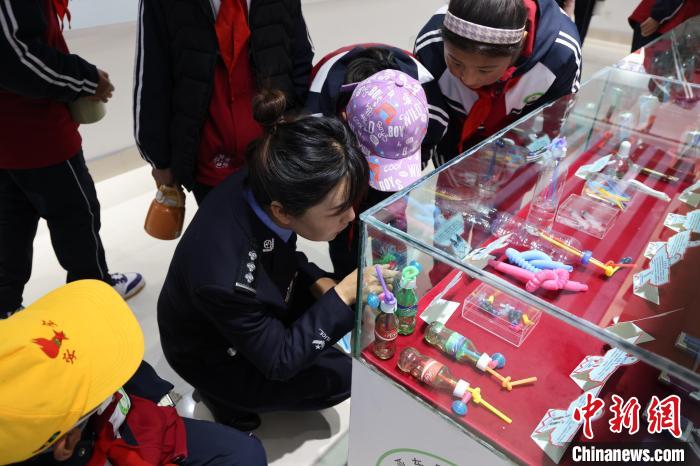 圖為亞東邊檢站民警為駐地小學(xué)生開展禁毒教育。　胡利媛 攝