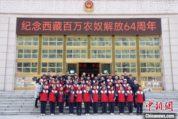 圖為亞東邊檢站民警代表與駐地小學(xué)師生代表合影留念?！『?攝