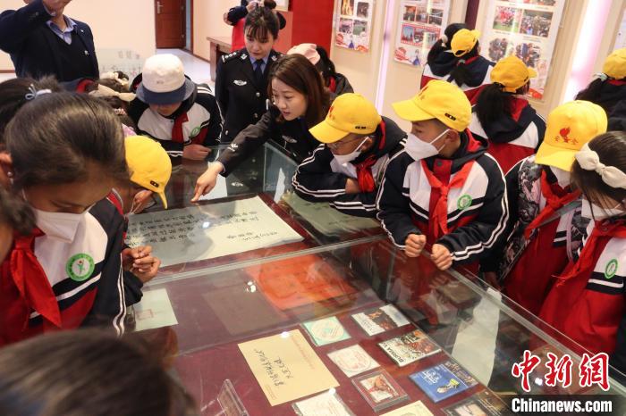 圖為亞東邊檢站民警為駐地小學(xué)生講解該站榮譽(yù)發(fā)展史?！『?攝
