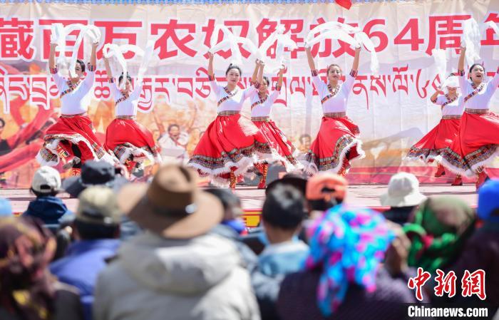 圖為墨竹工卡縣龍珠崗村，文藝演出現(xiàn)場。　貢嘎來松 攝