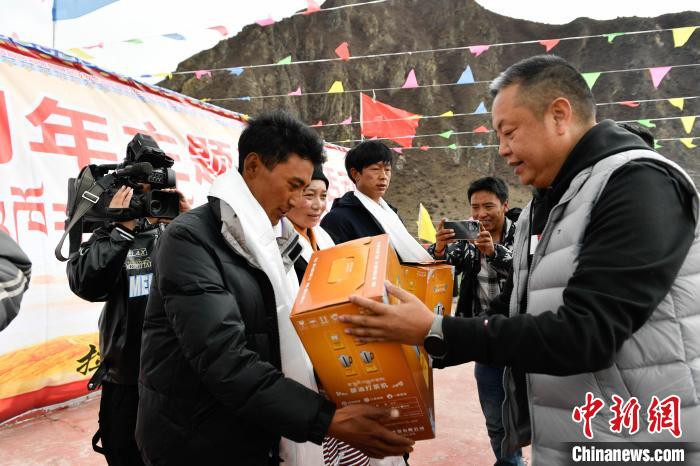 圖為墨竹工卡縣龍珠崗村，慰問活動(dòng)現(xiàn)場?！∝暩聛硭?攝