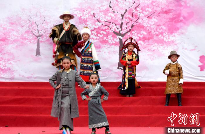 3月28日，西藏林芝第二十屆桃花旅游文化節(jié)開幕式上的文藝表演?！±盍?攝