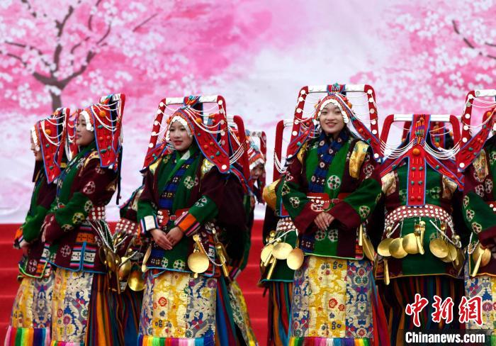 3月28日，西藏林芝第二十屆桃花旅游文化節(jié)開幕式上的文藝表演。　李林 攝