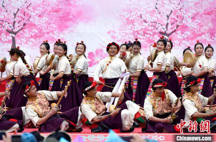 3月28日，西藏林芝第二十屆桃花旅游文化節(jié)開幕式上的文藝表演。　李林 攝