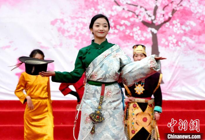 3月28日，西藏林芝第二十屆桃花旅游文化節(jié)開幕式上的文藝表演?！±盍?攝