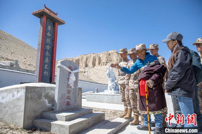 圖為在西藏阿里地區(qū)札達(dá)縣烈士陵園，82歲的次仁南杰老人為軍民代表講述新舊西藏的變化。　劉曉東 攝