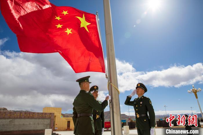 圖為在西藏阿里地區(qū)札達(dá)縣，軍民共同舉行升國旗儀式，慶祝西藏百萬農(nóng)奴解放紀(jì)念日?！詵| 攝