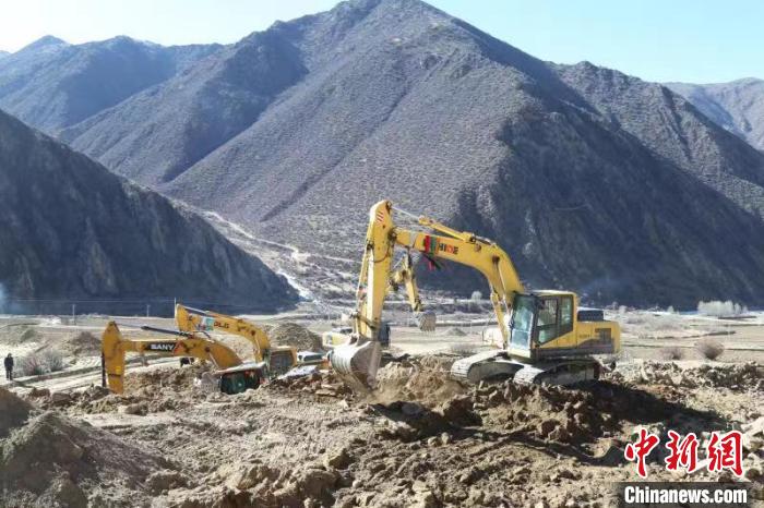 圖為高標(biāo)準(zhǔn)農(nóng)田建設(shè)施工現(xiàn)場?！「裆愔?攝