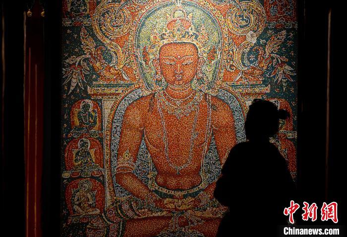 3月31日，觀眾欣賞展覽中的作品。　李林 攝