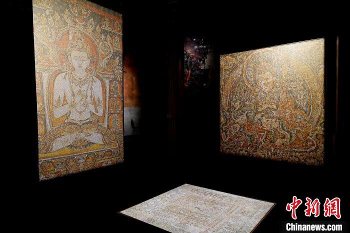 3月31日，觀眾欣賞展覽中的作品?！±盍?攝