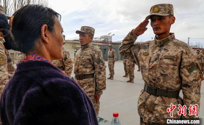 圖為列兵扎西加央向母親敬禮。　劉曉東 攝