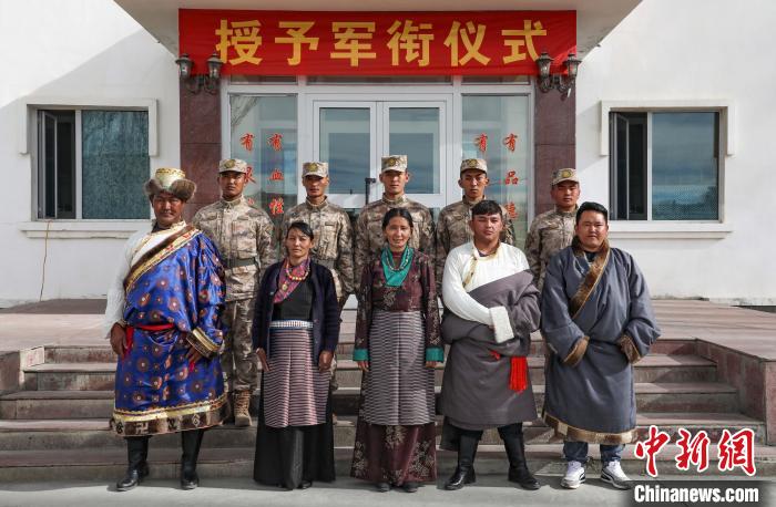 圖為列兵代表與親人合影留念?！詵| 攝