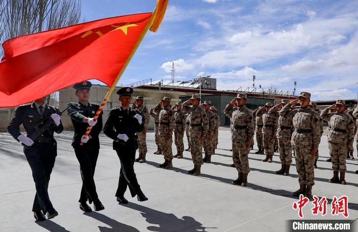 圖為授銜現(xiàn)場迎軍旗。　劉曉東 攝
