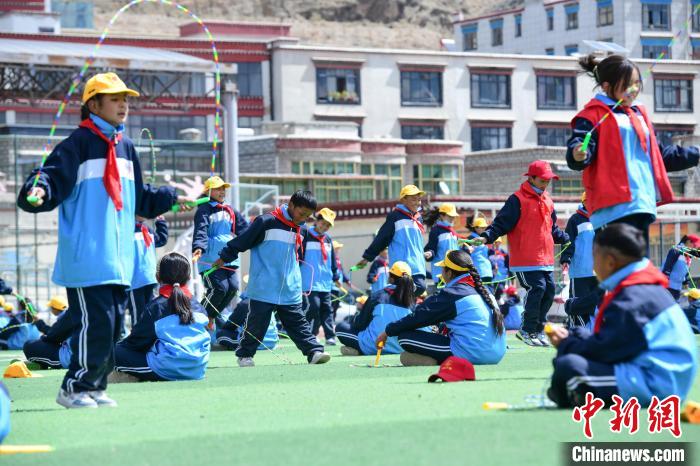 圖為學(xué)生正在練習(xí)跳繩?！∝暩聛硭?攝