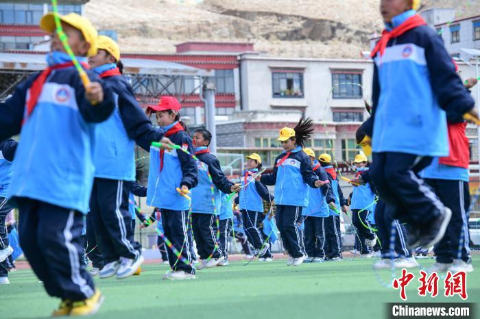圖為學(xué)生正在練習(xí)跳繩?！∝暩聛硭?攝