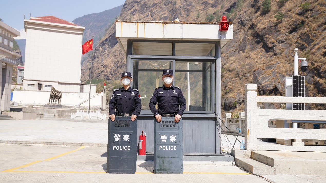 吉隆口岸移民管理警察正在執(zhí)勤。人民網(wǎng)記者 唐宋攝