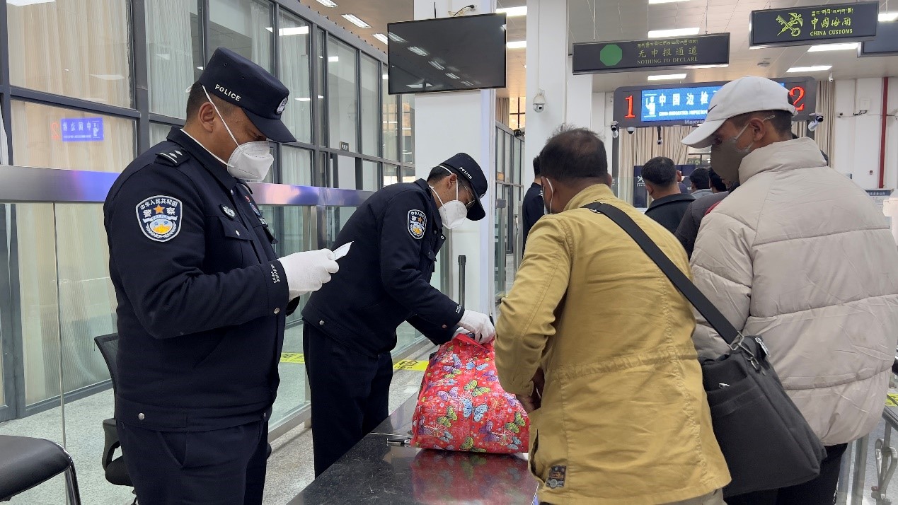 吉隆口岸移民管理警察正在對(duì)行李物品進(jìn)行檢查。人民網(wǎng)記者 唐宋攝