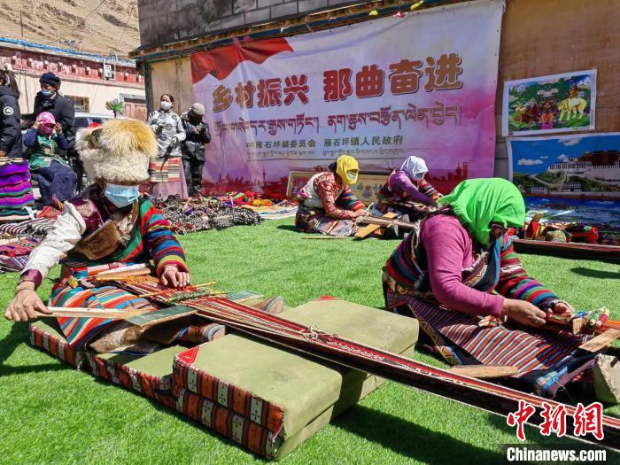 圖為2022年，安多縣雁石坪鎮(zhèn)“鄉(xiāng)村振興那曲奮進(jìn)”編織技藝比賽現(xiàn)場(chǎng)。資料圖 那曲市“鄉(xiāng)村振興 那曲奮進(jìn)”活動(dòng)辦供圖