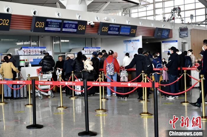 圖為旅客辦理登機(jī)手續(xù)。　周航 攝