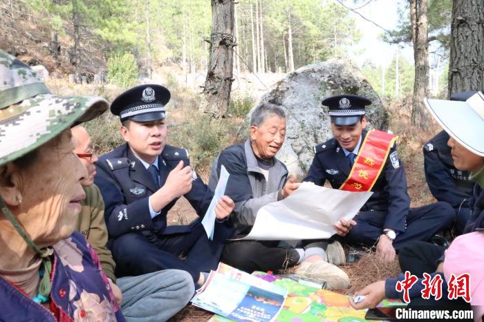 圖為竹瓦根邊境派出所民警為轄區(qū)群眾宣講森林防火常識(shí)。　竹瓦根邊境派出所 供圖