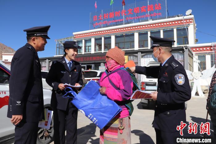 圖為日土邊境派出所民警在選轄區(qū)宣講國家安全知識(shí)?！∪尾?攝