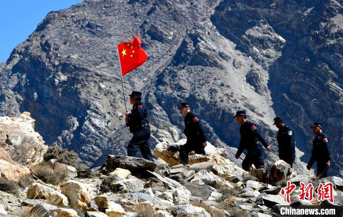 底雅邊境派出所民警夏永軍(左一)在巡邏中?！±盍?攝