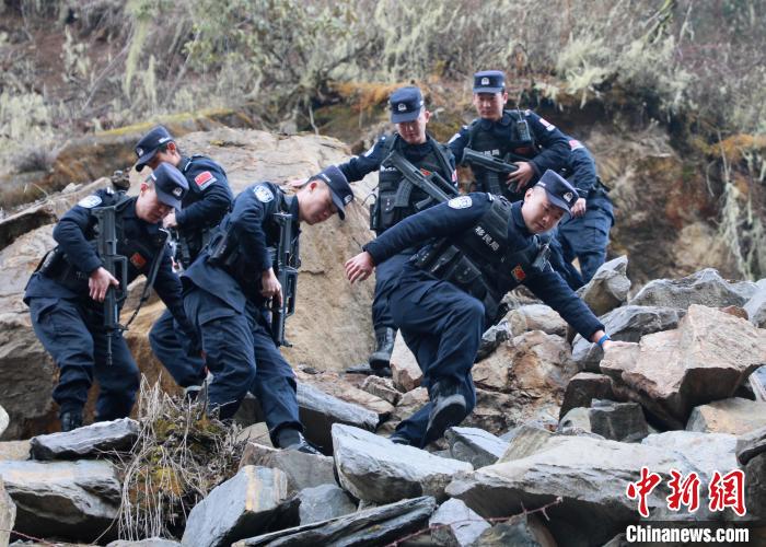 山南邊境管理支隊(duì)玉麥邊境派出所民警在邊境巡邏途中穿過(guò)亂石區(qū)?！∴嶇?攝