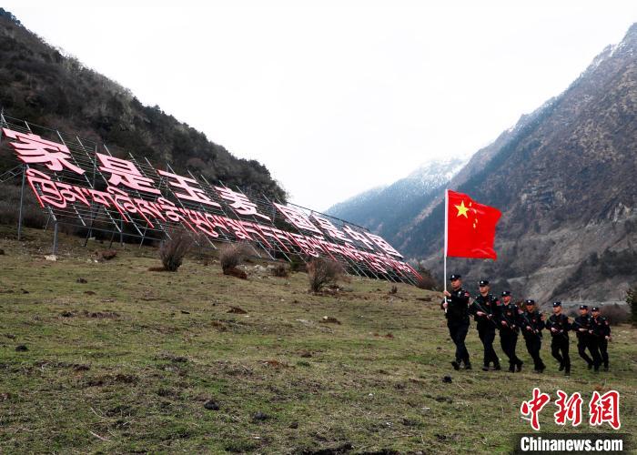 山南邊境管理支隊(duì)玉麥邊境派出所民警在轄區(qū)開(kāi)展巡邏。　鄭琦山 攝