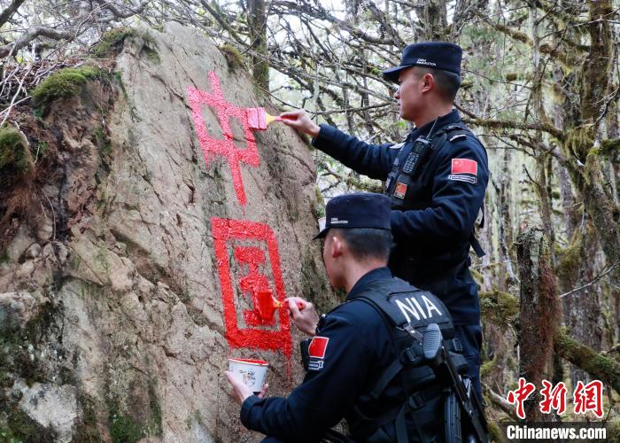 山南邊境管理支隊(duì)玉麥邊境派出所民警邊境巡邏途中在石頭上用油漆涂寫(xiě)“中國(guó)”二字 ?！∴嶇?攝