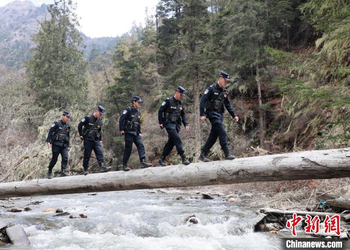 山南邊境管理支隊(duì)玉麥邊境派出所民警邊境巡邏途中走過(guò)河道上“獨(dú)木橋”。　鄭琦山 攝