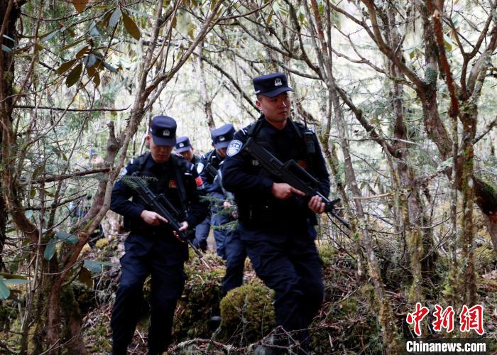 山南邊境管理支隊(duì)玉麥邊境派出所民警在邊境原始森林里開(kāi)展邊境巡邏?！∴嶇?攝