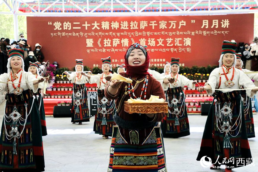 女子群舞《拉拉脫貧之路》。人民網(wǎng) 次仁羅布攝