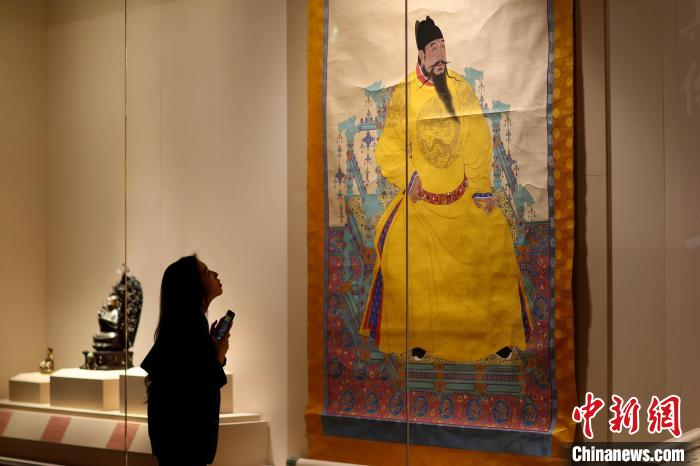 展廳現(xiàn)場(chǎng)的永樂(lè)帝畫像唐卡(布達(dá)拉宮藏) 盛佳鵬 攝