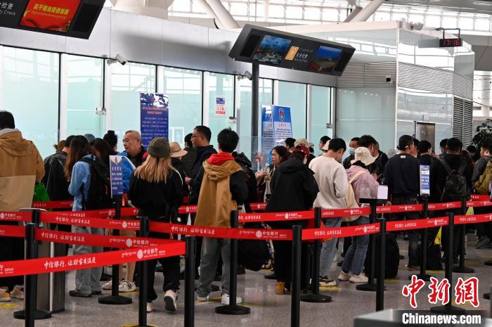 圖為“五一”期間，拉薩貢嘎機(jī)場旅客密集出行?！≡黝D珠 攝