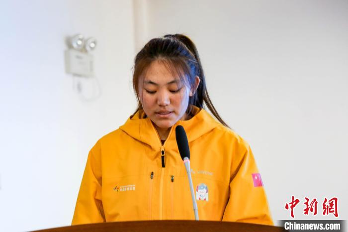運動員代表擁青拉姆發(fā)言?！∝暣_ 攝