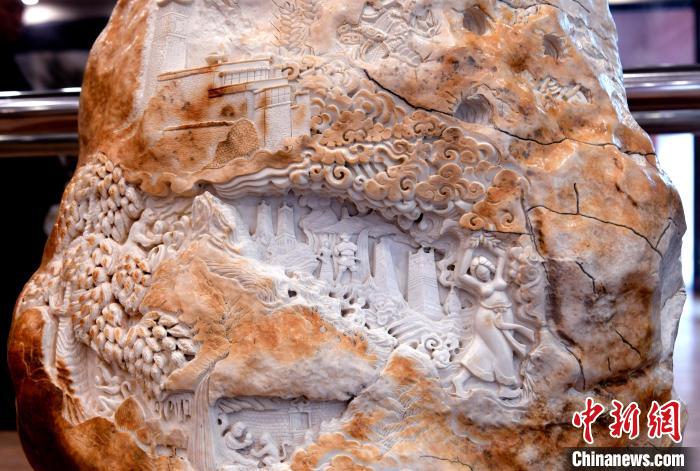 圖為5月16日，展覽中的漢白玉雕作品《猴子變?nèi)恕??！±盍?攝