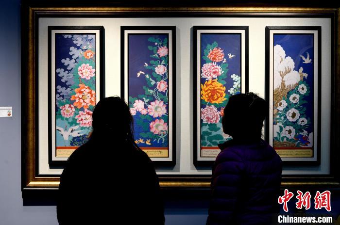 圖為5月16日，觀眾正在欣賞展覽中的新創(chuàng)唐卡作品?！±盍?攝