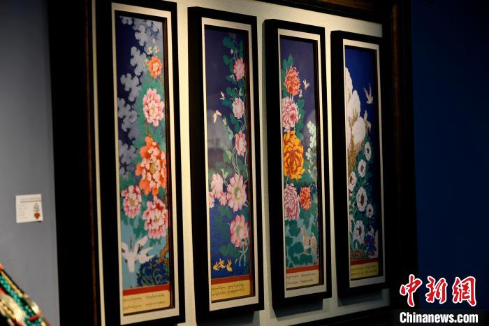 圖為5月16日，展覽中新創(chuàng)唐卡作品《四季花》。　李林 攝